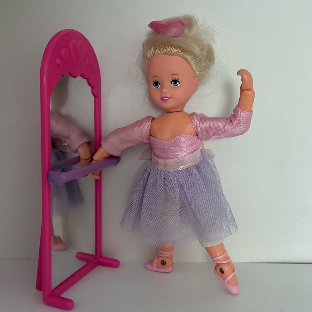 BOUNCIN KIDS Ballerina Kid, & mirror. She Dances. WORKS: 
See video